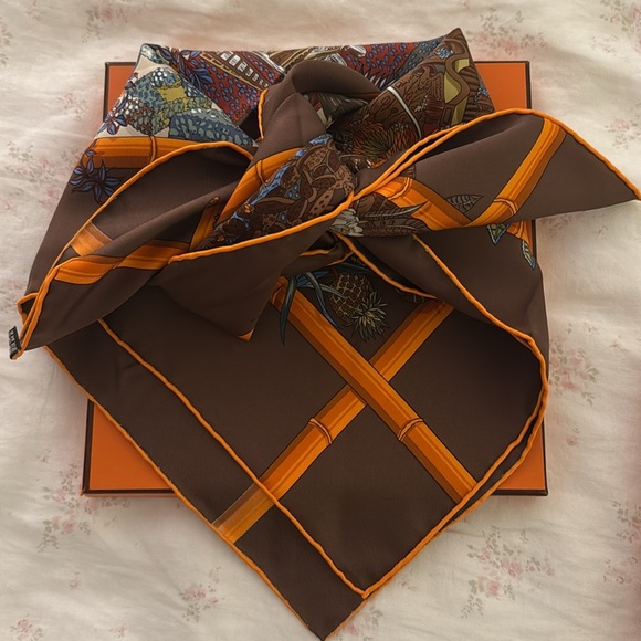 Authentic Hermes Jardins D’Hiver Scarf 90 cm ~ Excellent condition ~ With Box - Picture 10 of 11